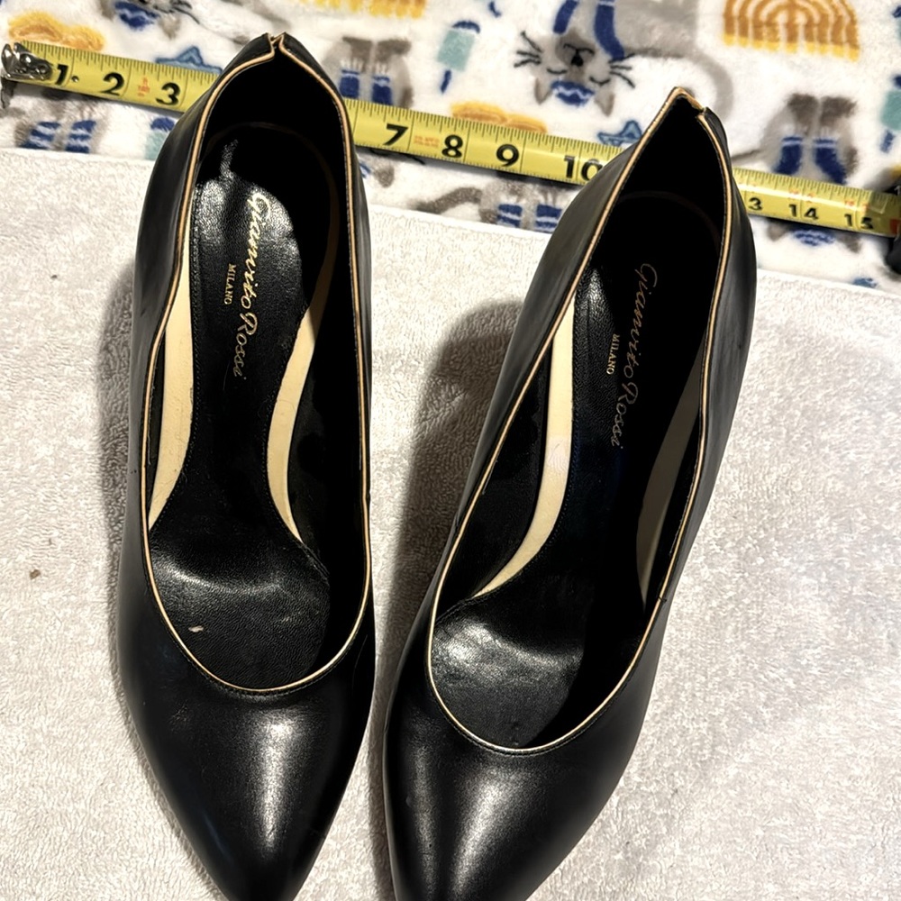 Gianvito Rossi black leather heels Size 40 split heel. Milano